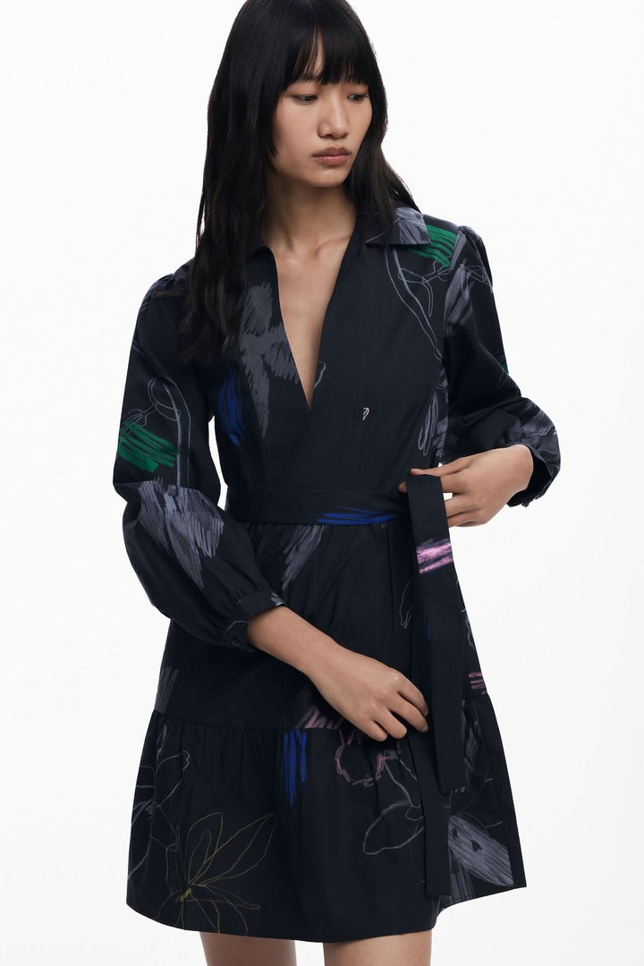 Robe chemise courte noire à imprimé artistique, encolure V et manches bouffantes, avec ceinture ton sur ton.