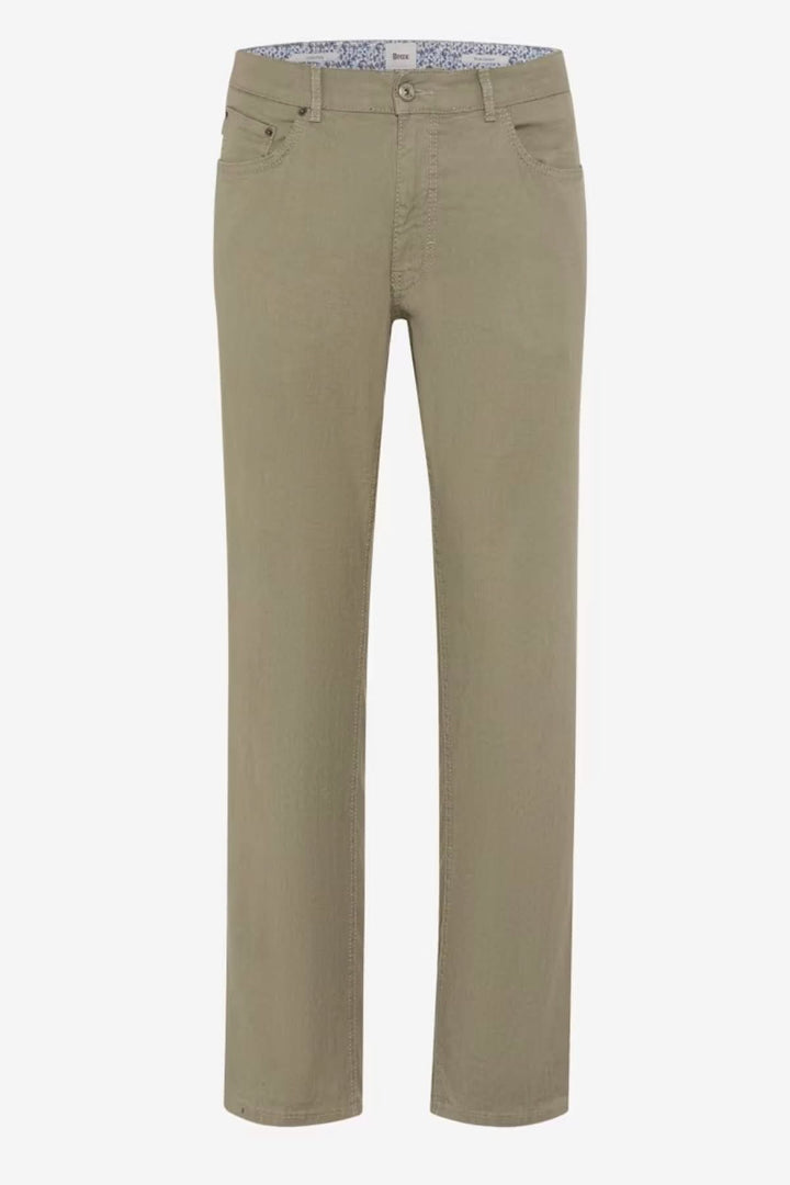 Pantalon style CHUCKL coupe droite, confortable avec poches latérales et fermeture à bouton. Parfait pour un style moderne au quotidien.