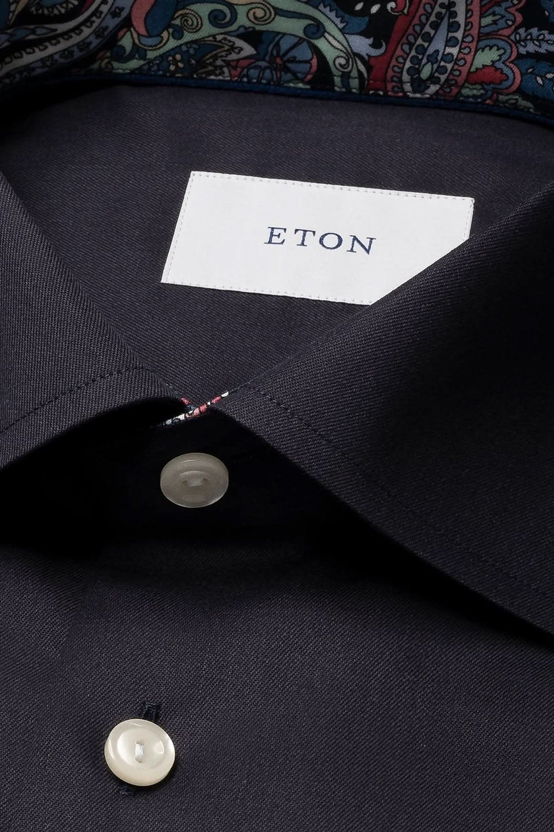 Chemise en coton twill avec détails cachemire, élégante et moderne, avec texture raffinée et intérieur col imprimé cachemire coloré.