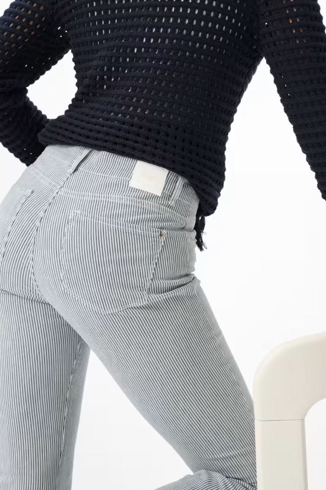 Jean SHAKIRA à fines rayures, coupe ajustée avec effet évasé, tissu extensible confortable, vue de dos sur mannequin.