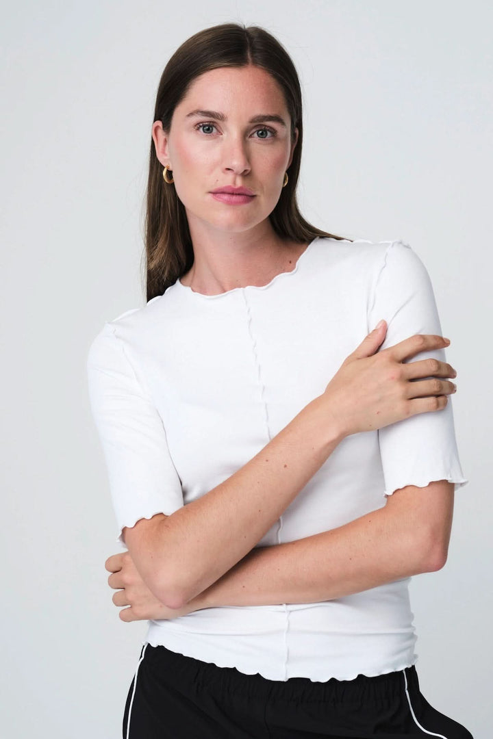 T-shirt ajusté à finitions ondulées