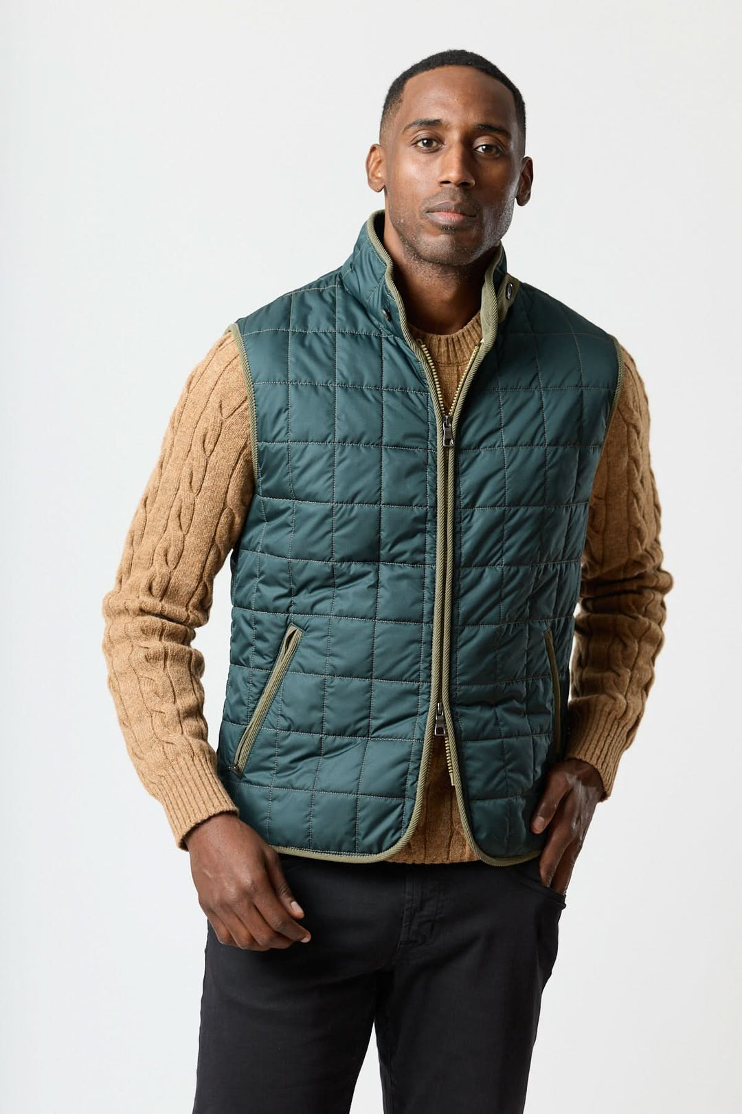 Homme portant une veste sans manches matelassée avec détails en velours côtelé, style sophistiqué et texturé, Waterville.
