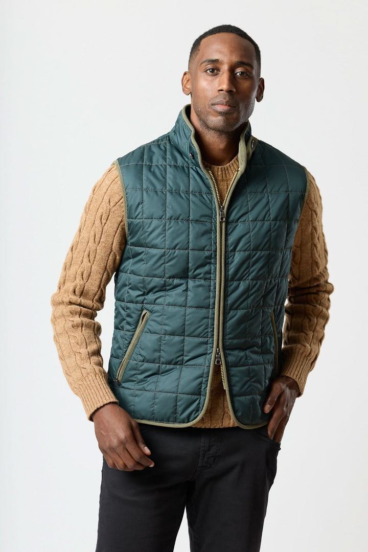 Homme portant une veste sans manches matelassée avec détails en velours côtelé, style sophistiqué et texturé, Waterville.