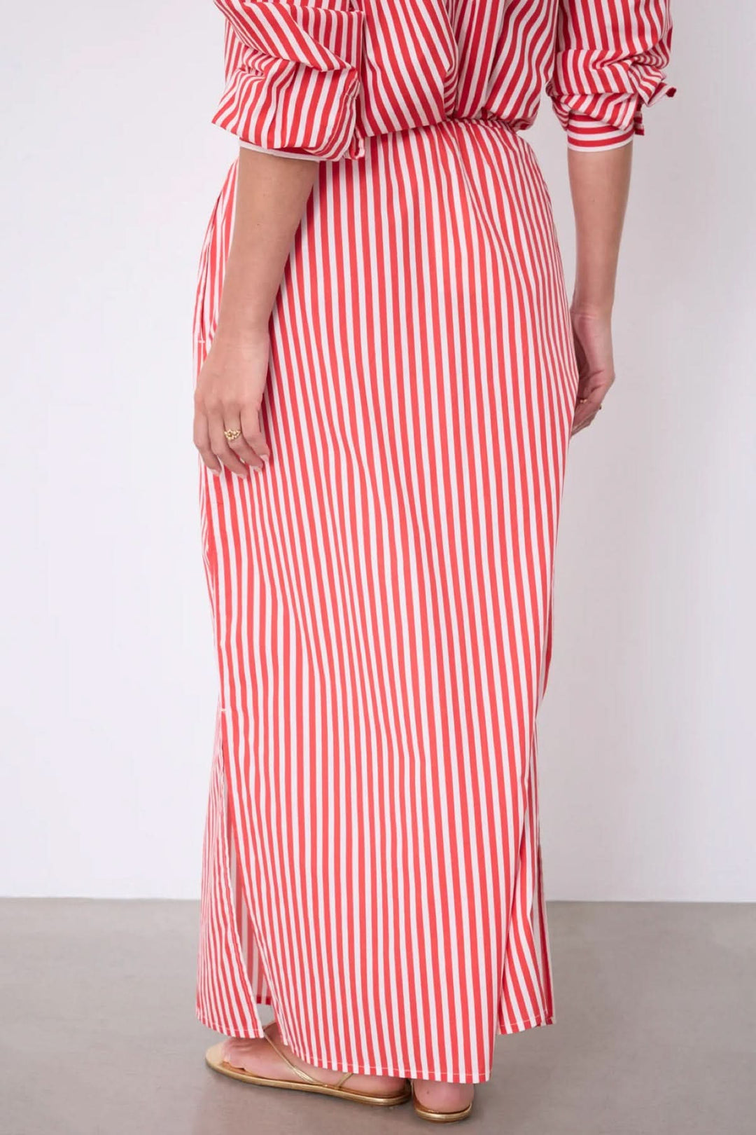 Jupe Ilona longue rayée taille élastique avec fente latérale et poches, silhouette fluide et élégante, parfaite pour un look estival.