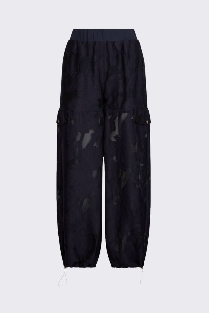Loose-fitting joggers with cargo pockets