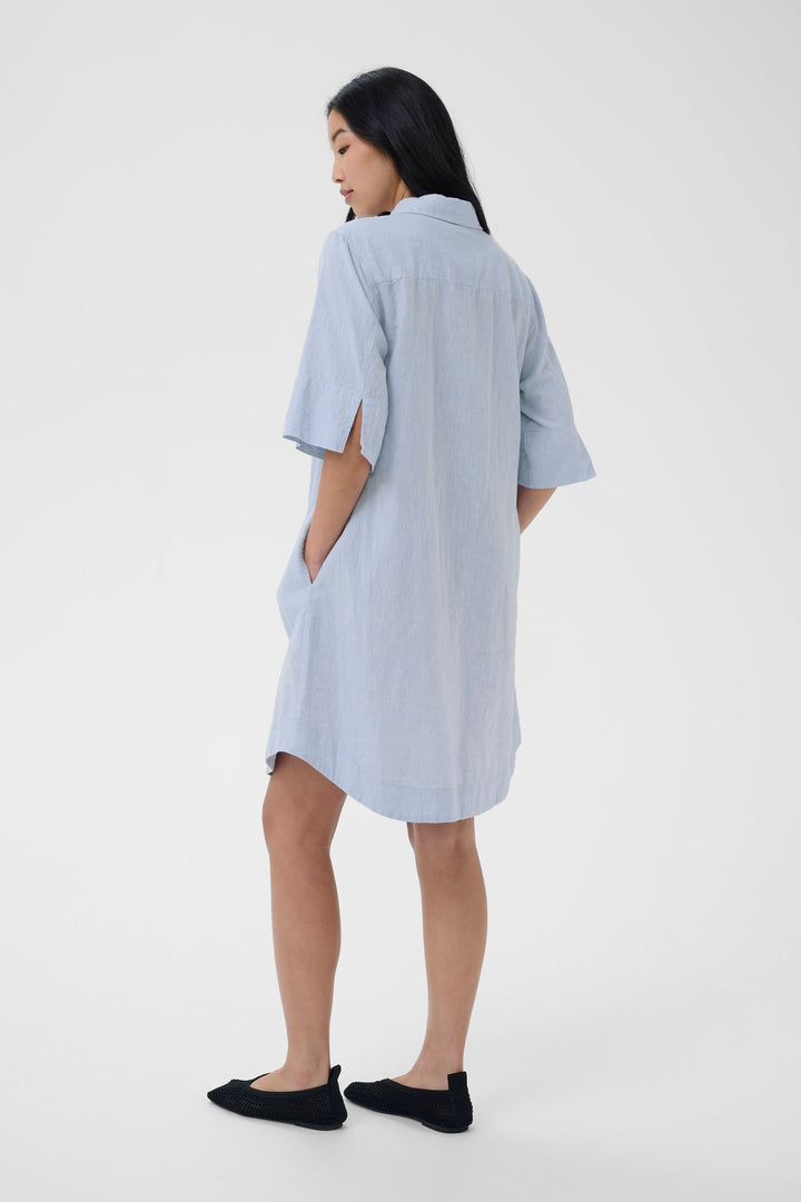 Robe chemise Berrit fluide à manches courtes en tissu léger avec poches latérales, vue de dos. Idéale pour un look décontracté.