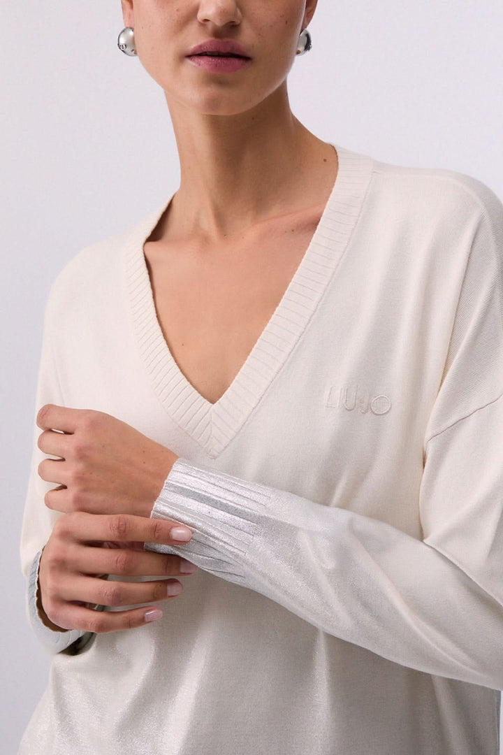 V-neck knit with three-quarter sleeves