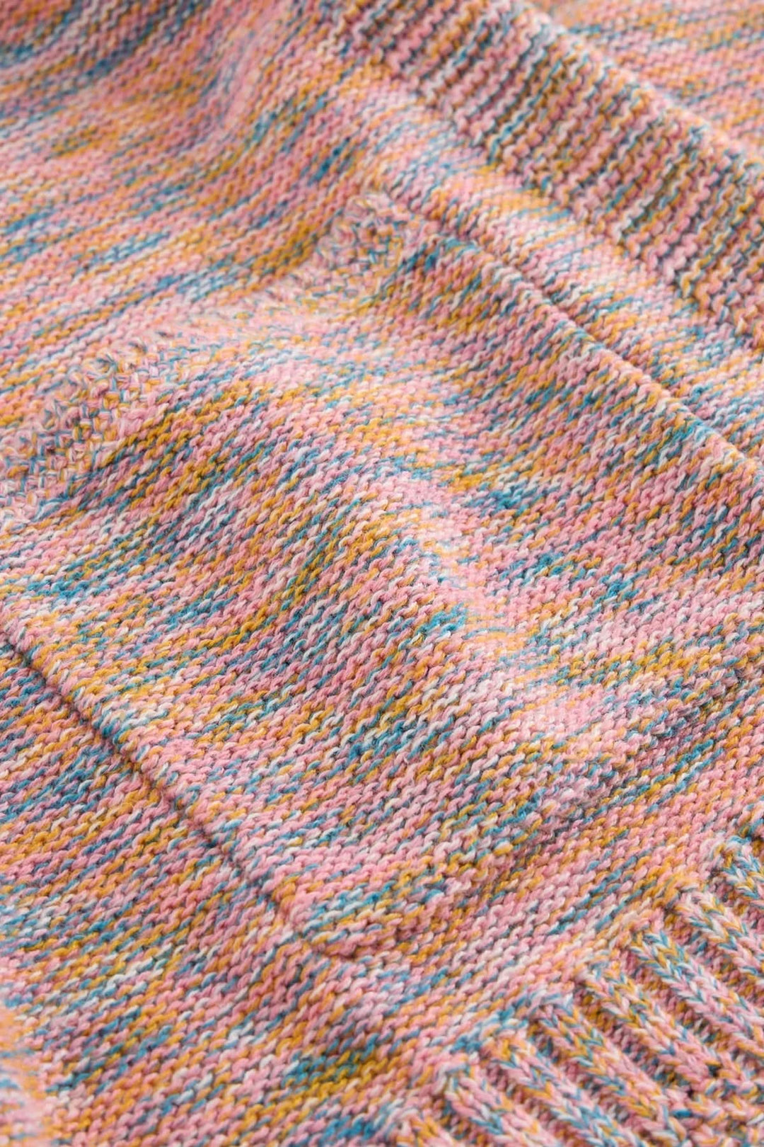 Chandail Victoria en maille légère avec motif chiné multicolore, idéal pour un look décontracté et confortable.