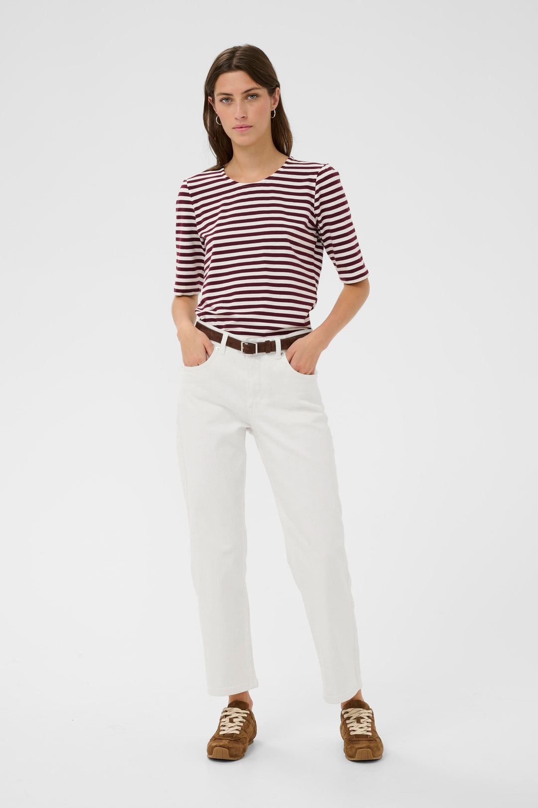 Modèle portant Jeans Judyas coupe droite longueur cheville blanc avec haut rayé, silhouette moderne et épurée pour style casual.