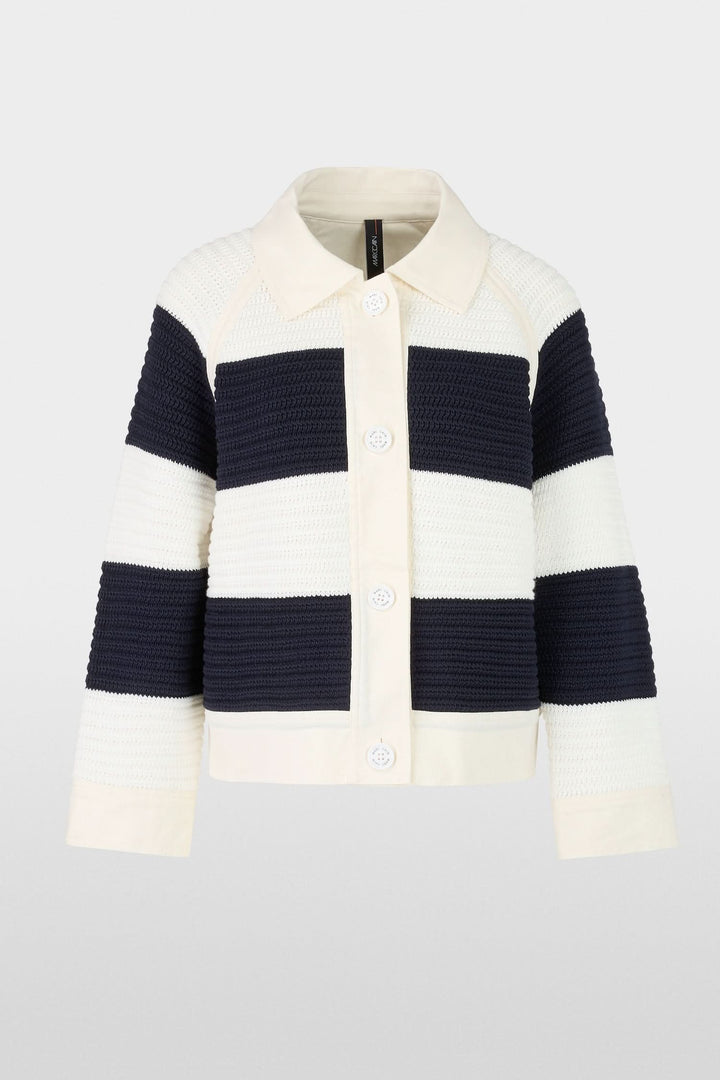 Cardigan court à blocs de couleur en maille, combinaison de bleu marine et blanc, design moderne avec empiècements en denim.