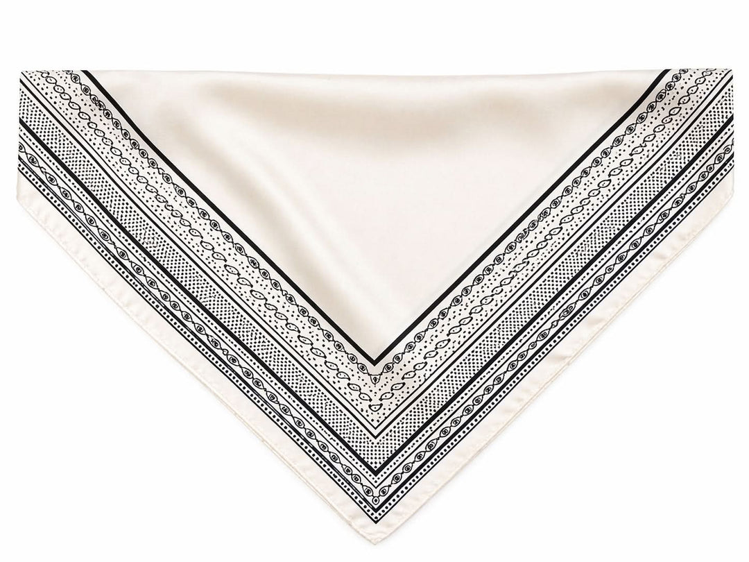 Foulard imprimé graphique en satin, format carré 90x90 cm, finition lisse, motif à bordure contrastante, accessoire polyvalent.