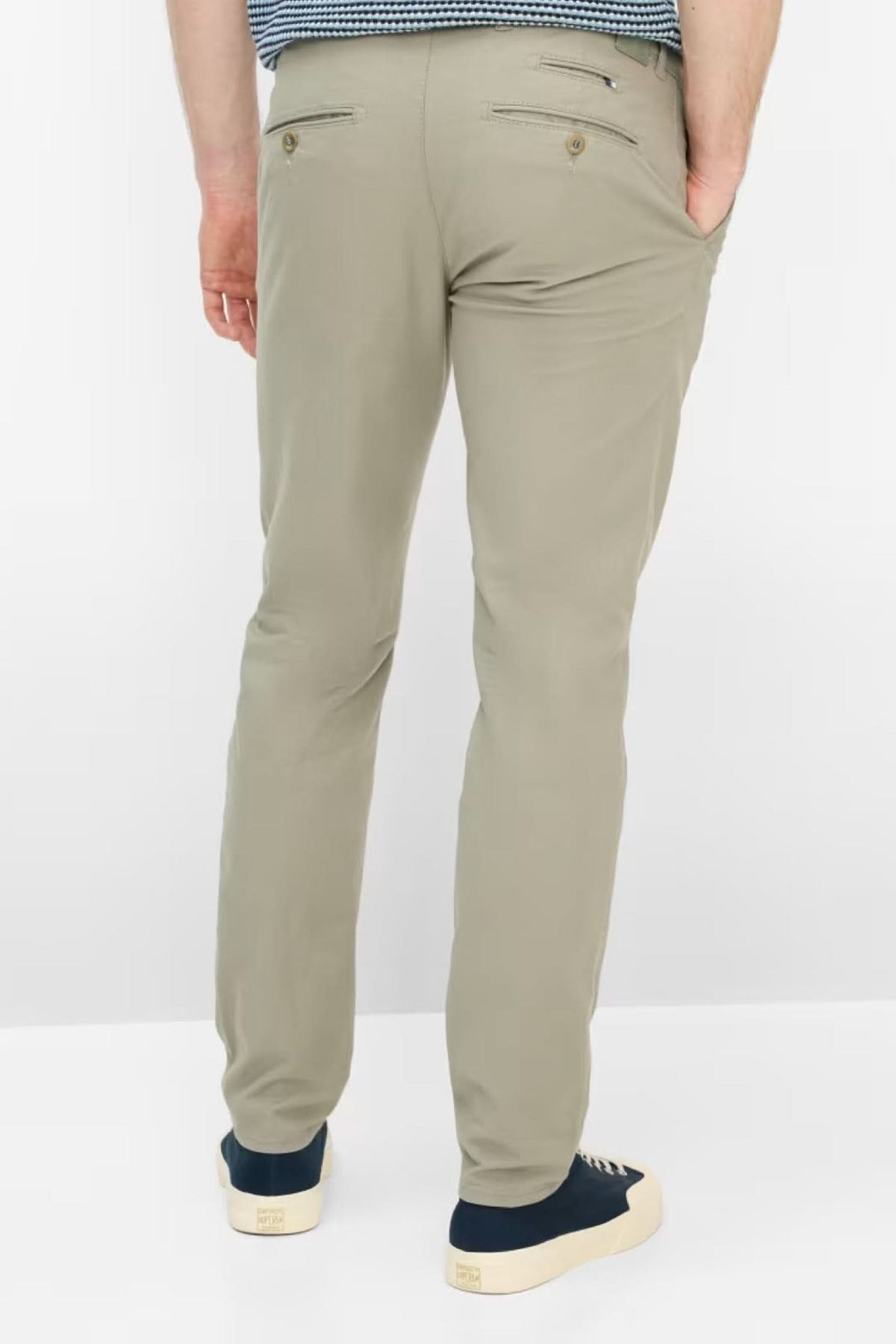 Homme portant un Pantalon style Fabio coupe droite avec poches arrière, idéal pour un look quotidien moderne et confortable.