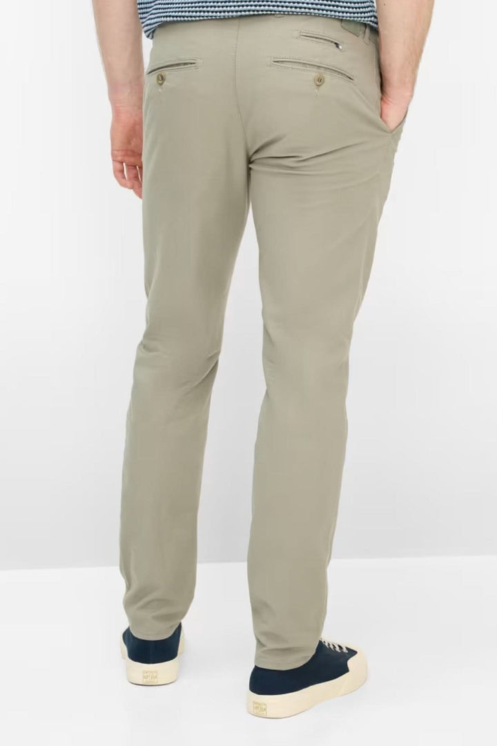 Homme portant un Pantalon style Fabio coupe droite avec poches arrière, idéal pour un look quotidien moderne et confortable.