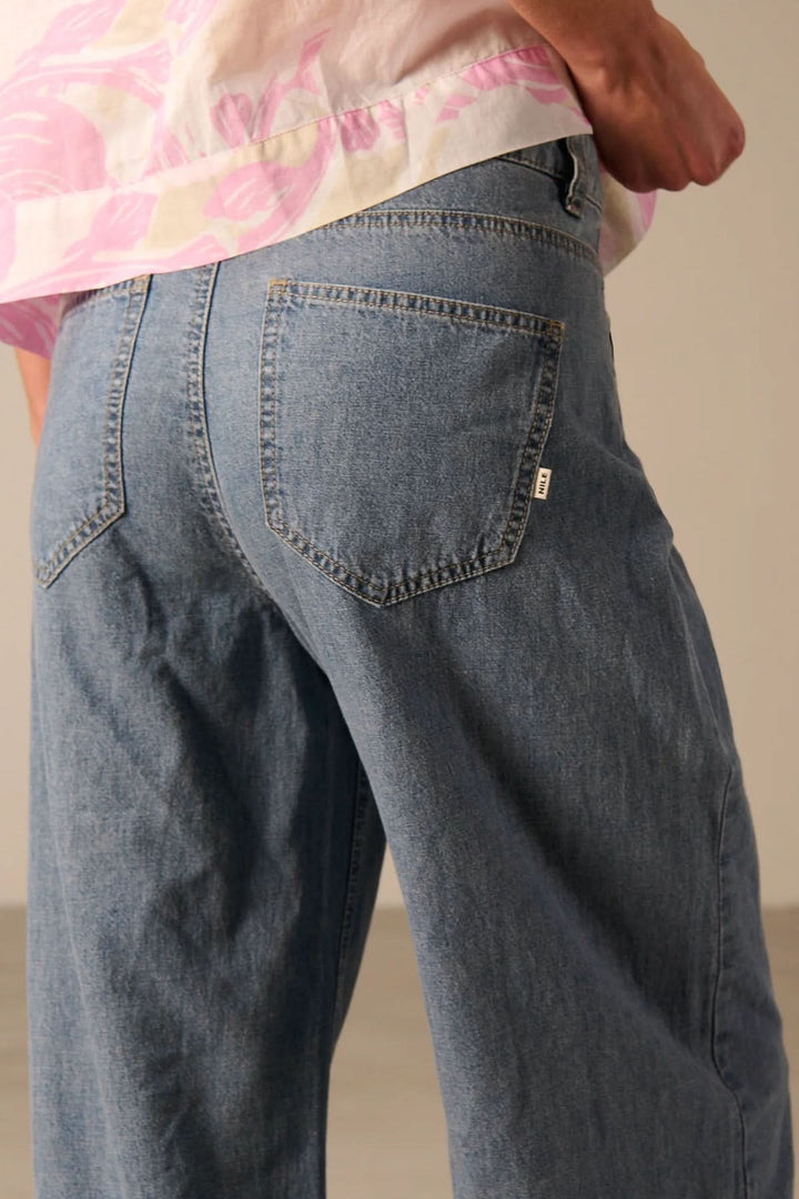 Jean à jambe large avec ceinture à nouer