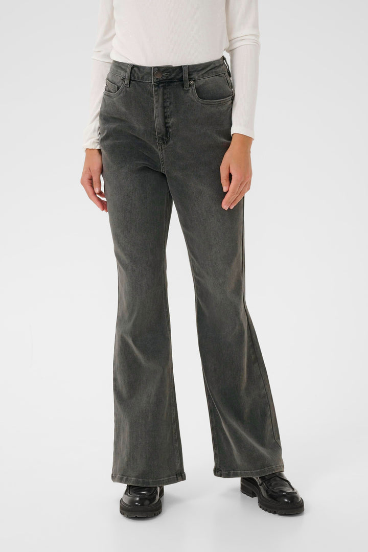 Jean à jambe évasée au fini délavé, taille haute, style rétro, parfaire pour une allure décontractée.