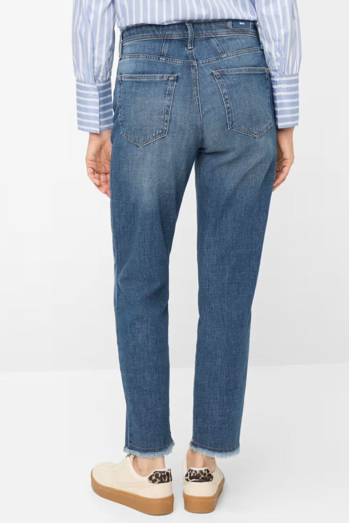 Jeans Miley à coupe droite avec effet usé, offert en taille régulière, exposé de dos. Style intemporel et confortable pour le quotidien.