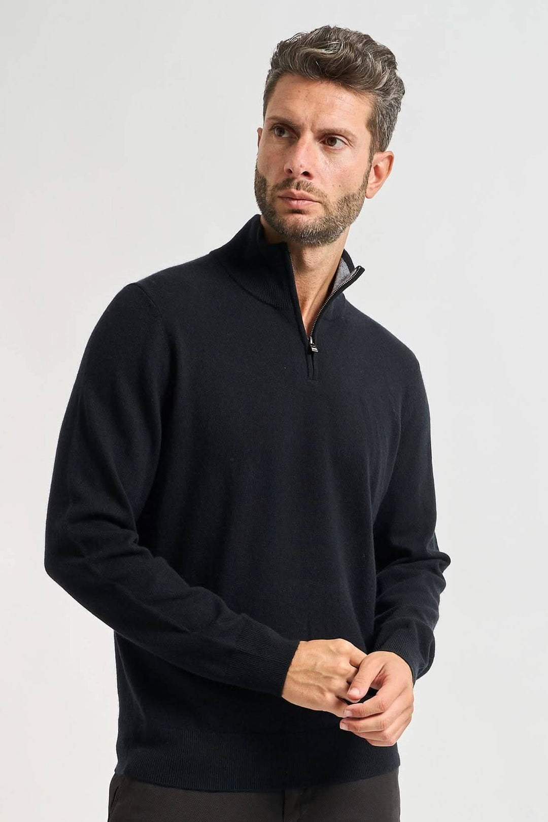 Fitted virgin wool sweater with round neck Fit