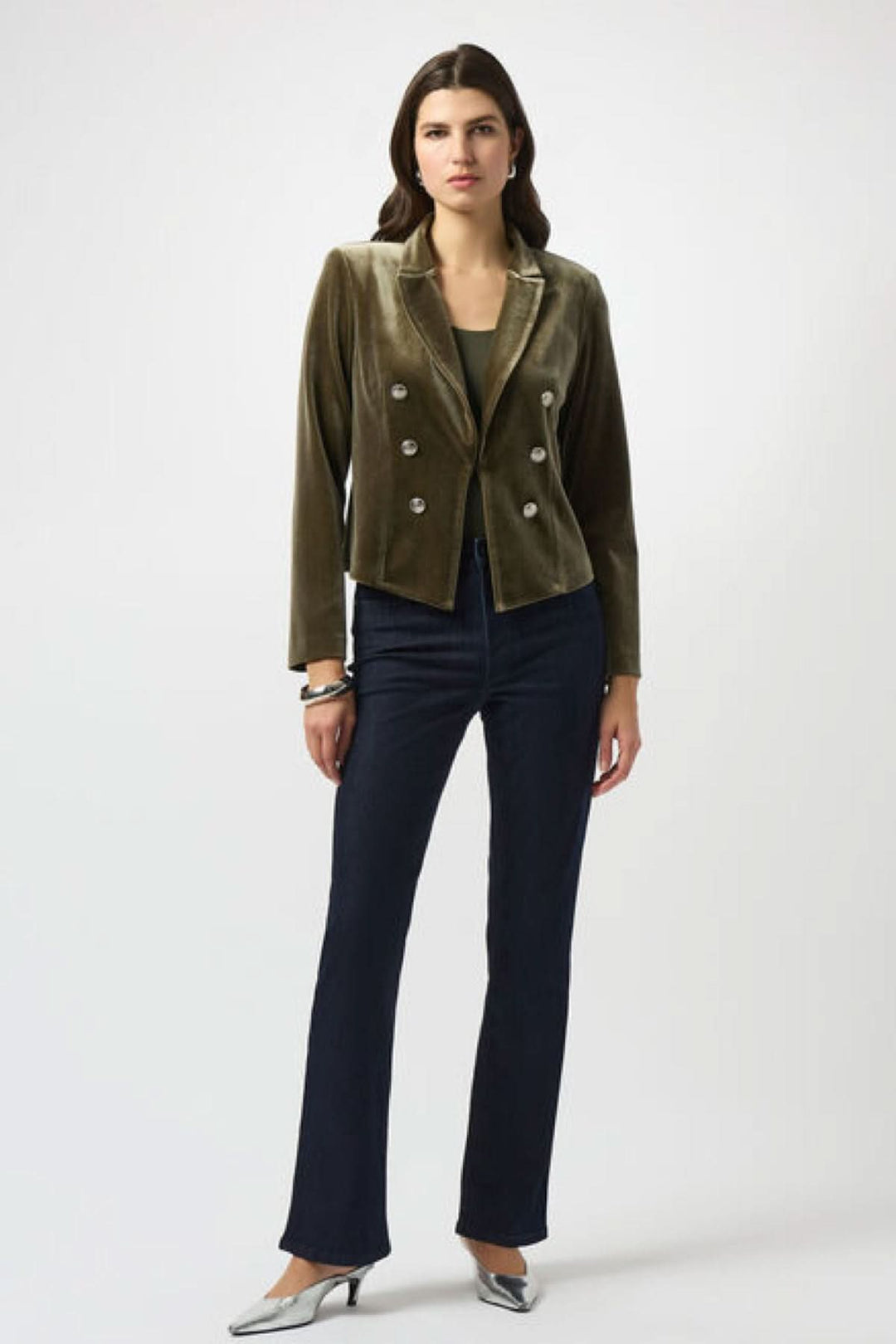 Veston en velours khaki structuré avec boutons métalliques, idéal pour un style élégant et contemporain. Tissu doux pour une touche de luxe.