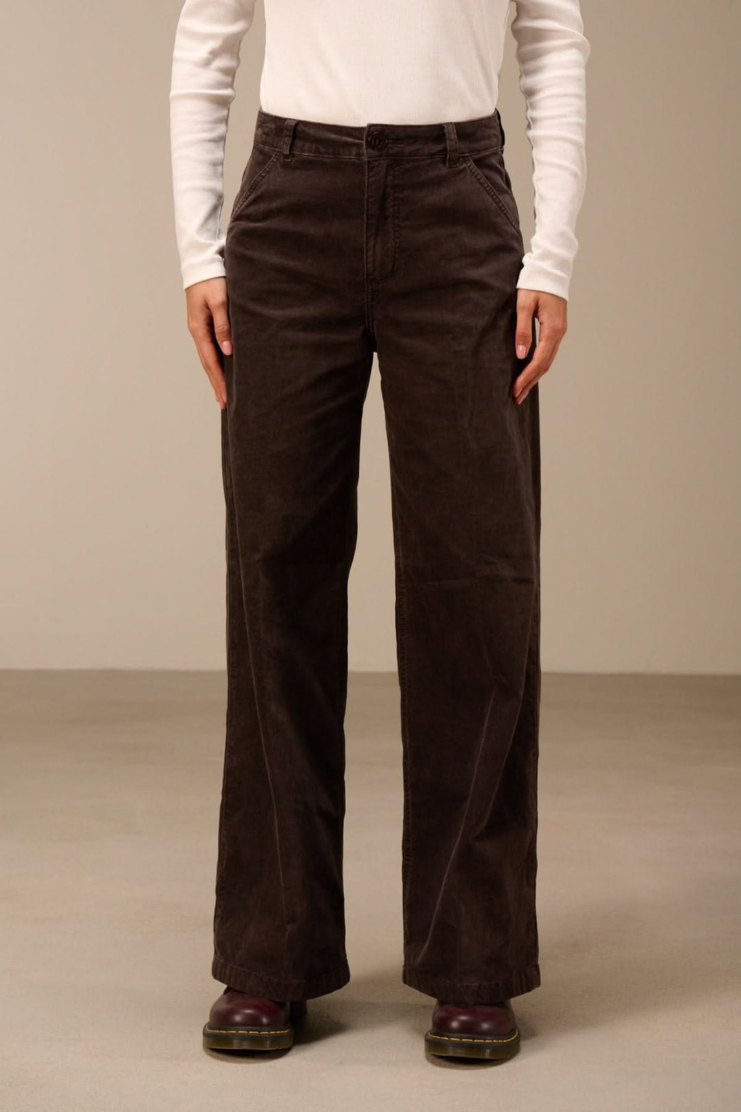 Pantalon en velours côtelé coupe droite brun porté par un mannequin debout. Idéal pour un style quotidien confortable et authentique.