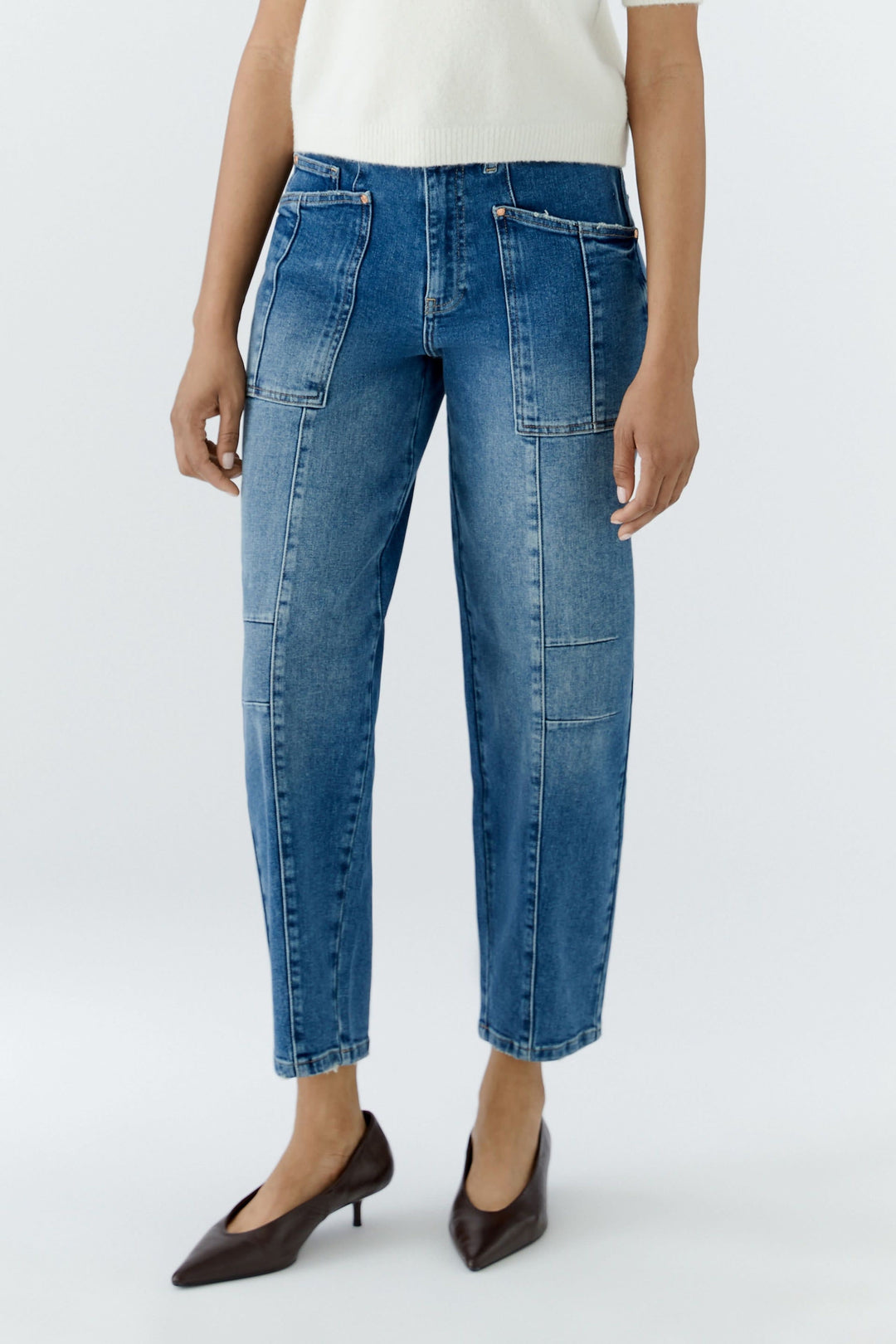 Jean à jambe fuselée avec poches plaquées vue de face pour femme Oui