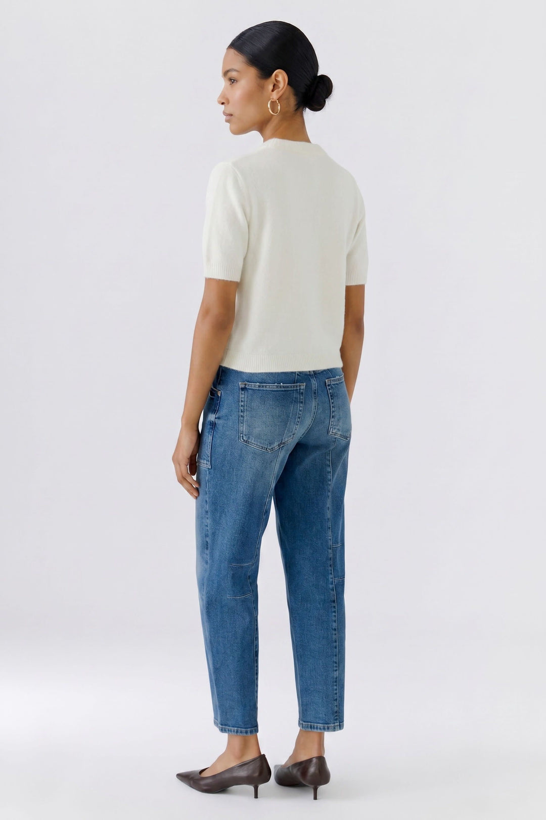 Jean à jambe fuselée avec poches plaquées vue de face pour femme Oui