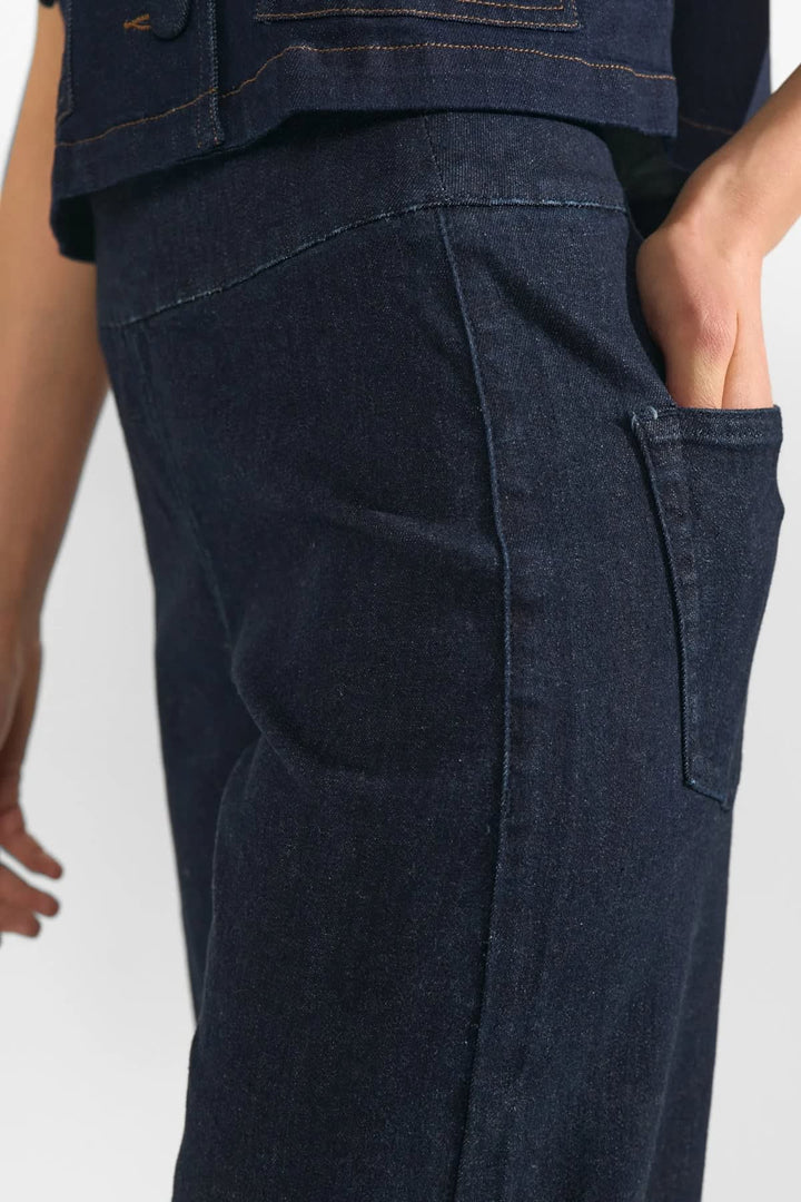 Front view of Numph women&
