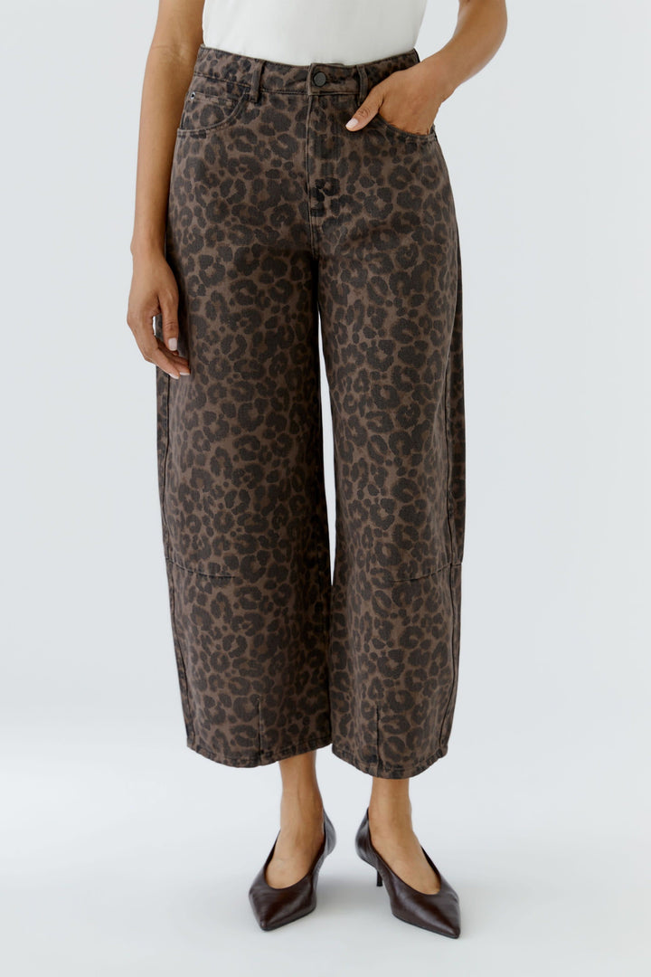 Jean à jambe large imprimé léopard beige et marron vue de face pour femme Oui