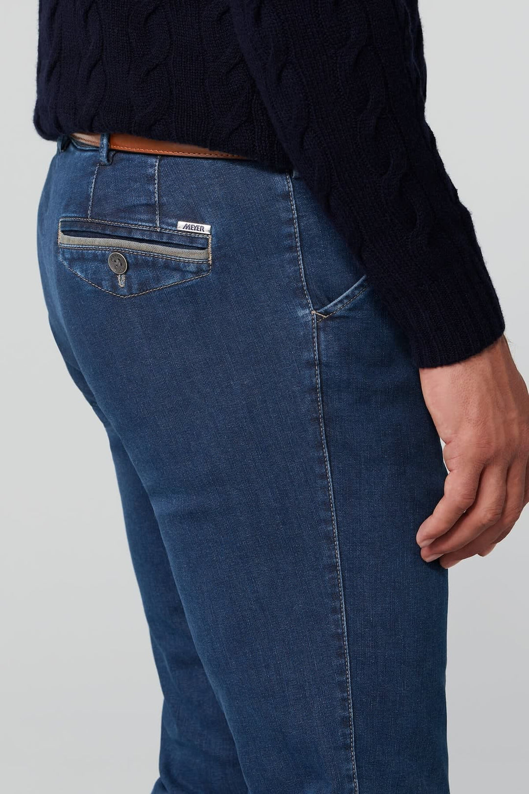Vue latérale jean coupe moderne Meyer pour homme gris avec surpiqûres distinctives - Valérie Simon