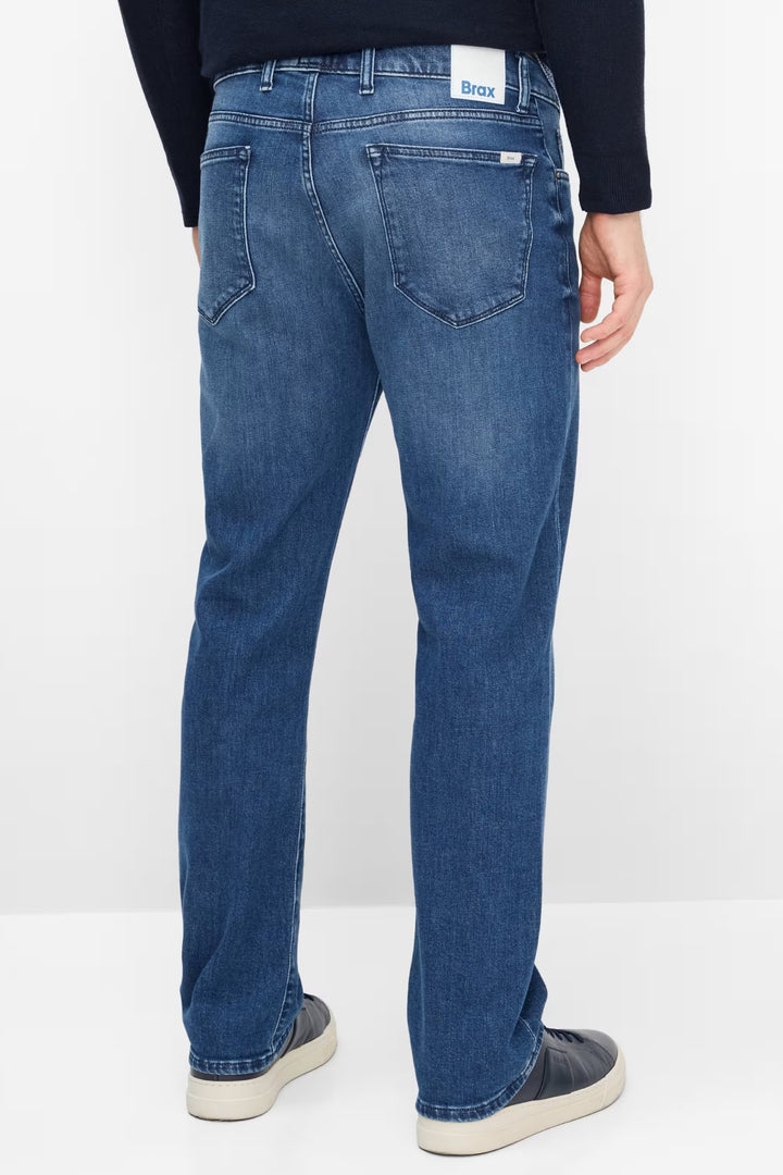 Vue de côté jean délavé homme gris avec ourlet et détails coutures Brax - Valérie Simon