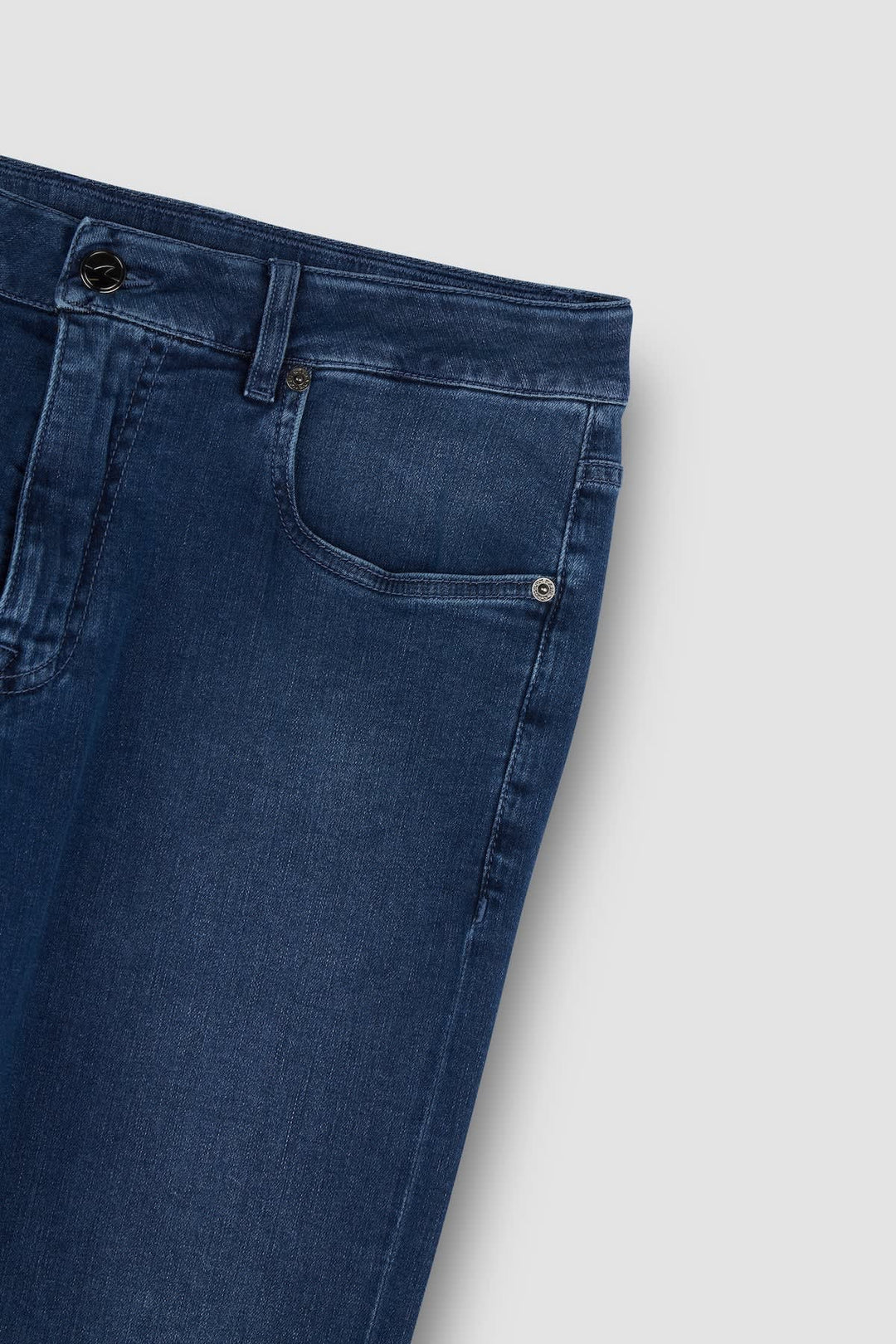 Vue latérale jean coupe moderne Paul and Shark pour homme bleu avec coutures contrastées - Valérie Simon