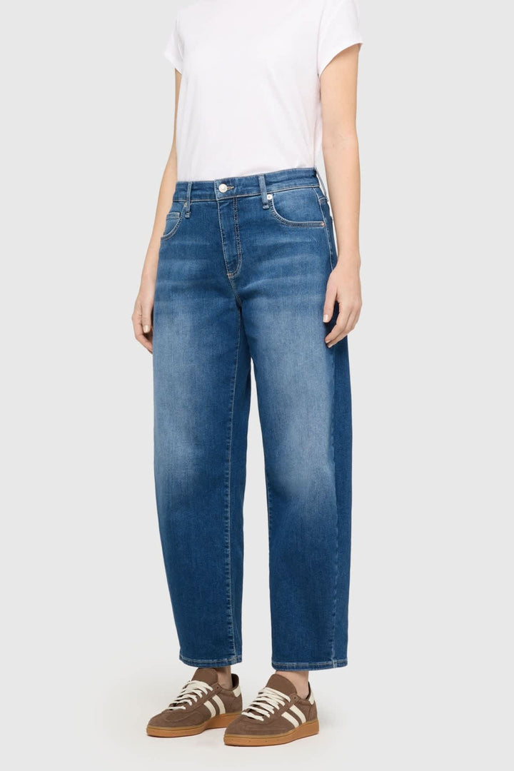 Jean Danni ballon en denim léger bleu vue de face pour femme Mac Jeans