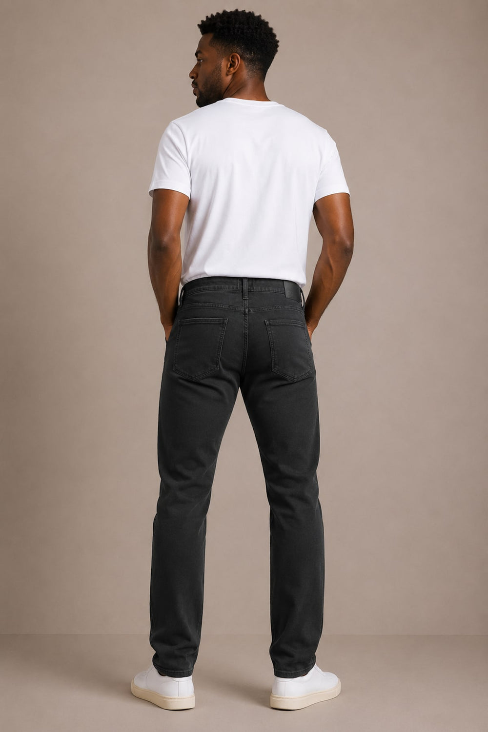 Vue de côté jean délavé moderne Paige pour homme gris avec poches visibles - Valérie Simon