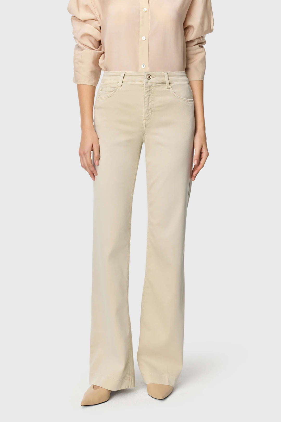 White jeans, side view, with cargo pockets—Mac Jeans for women - Valérie Simon