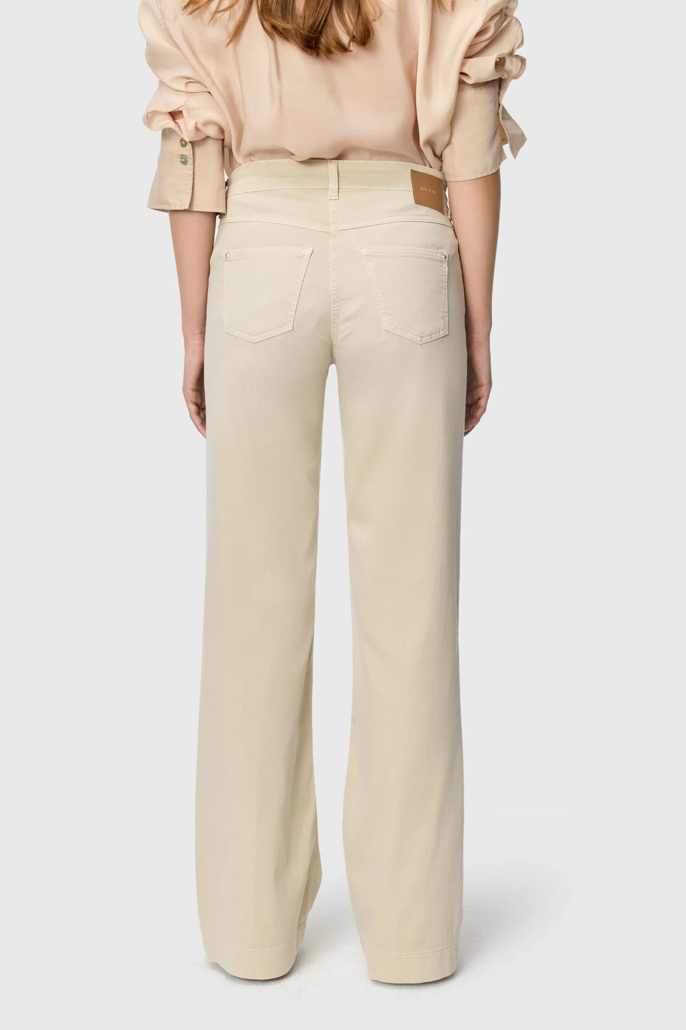 Front view of blue jeans with a Mac Jeans pocket for women - Valérie Simon
