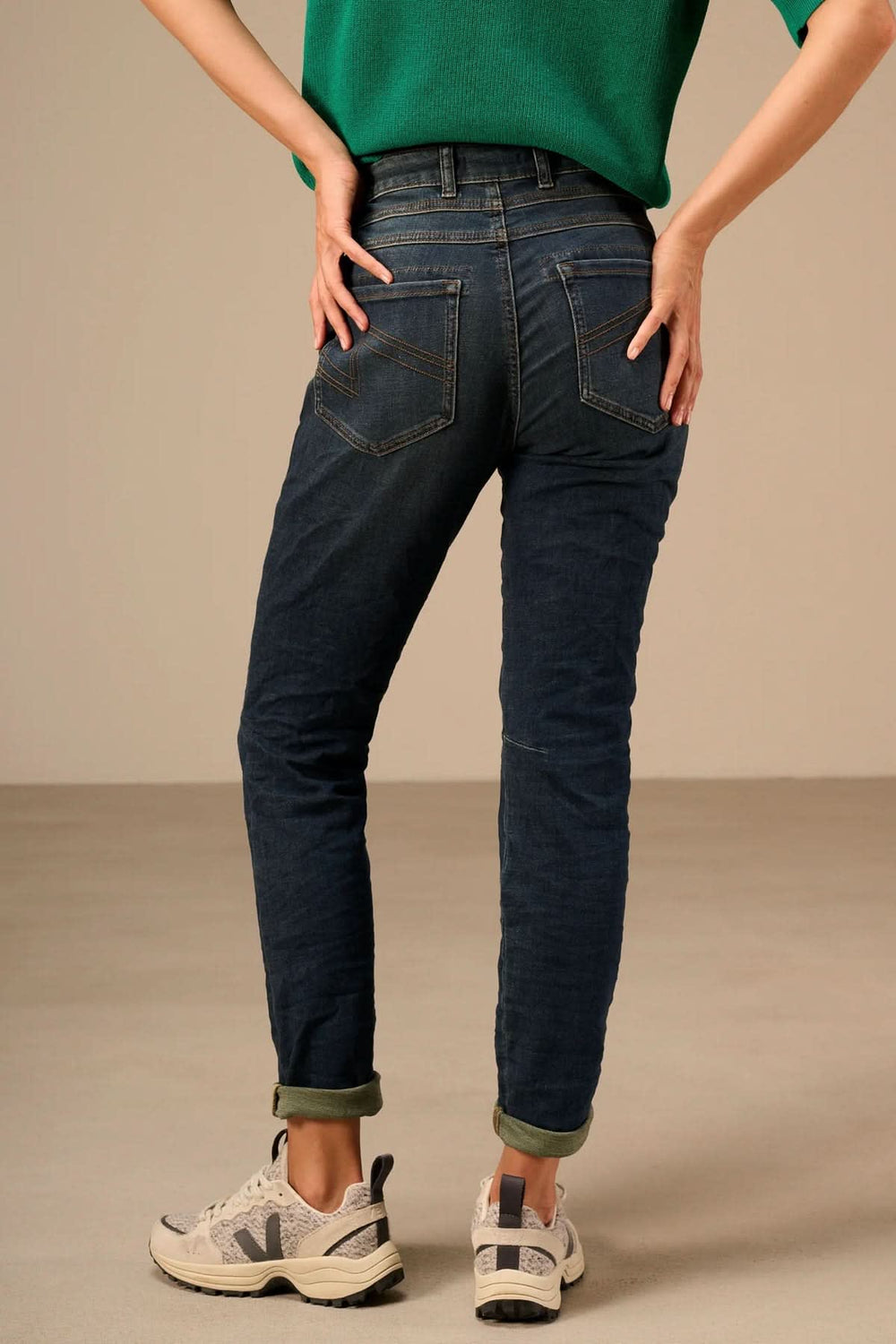 Jean droit bleu à détails de coutures vue de face pour femme Nile