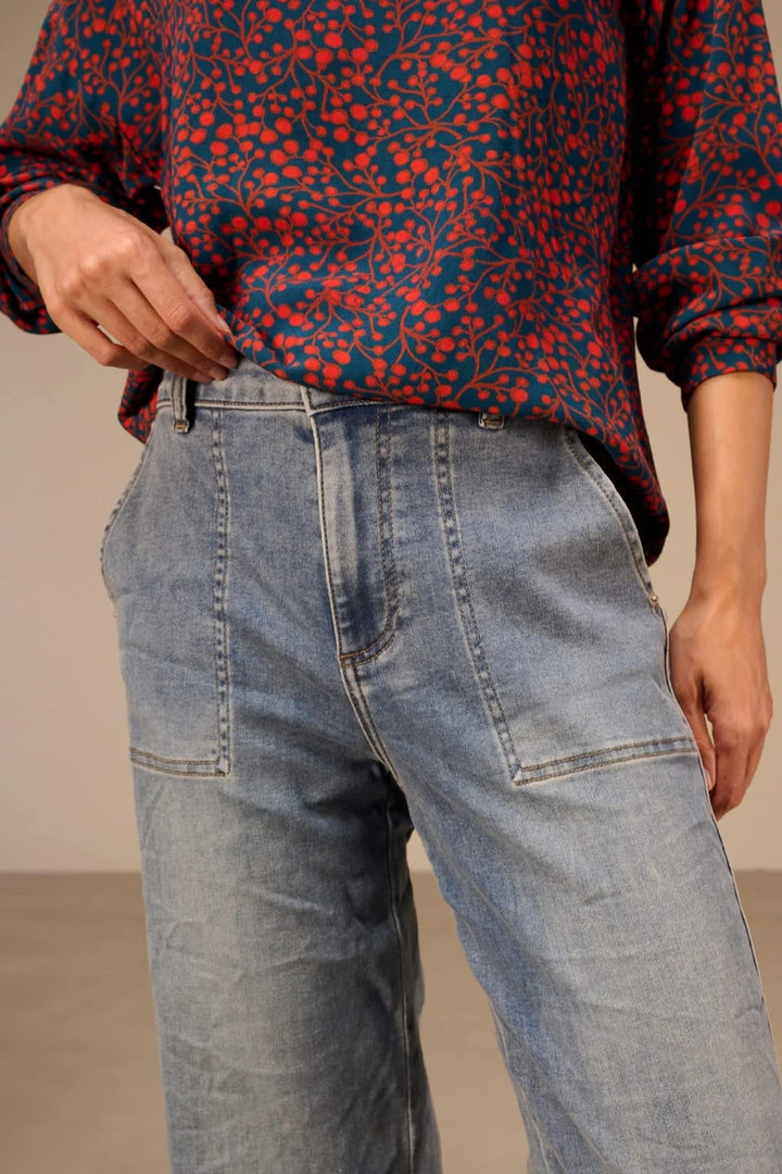 Jean droit bleu à taille haute et poches plaquées vue de face pour femme Nile