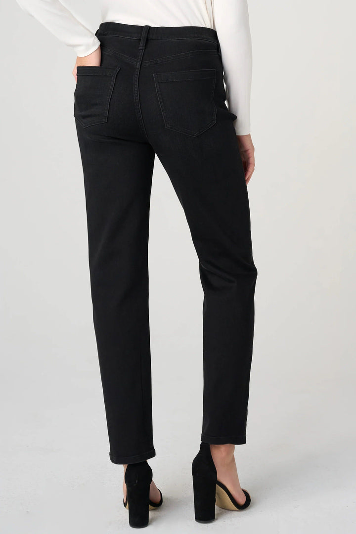 Jean Rowan droit à taille haute