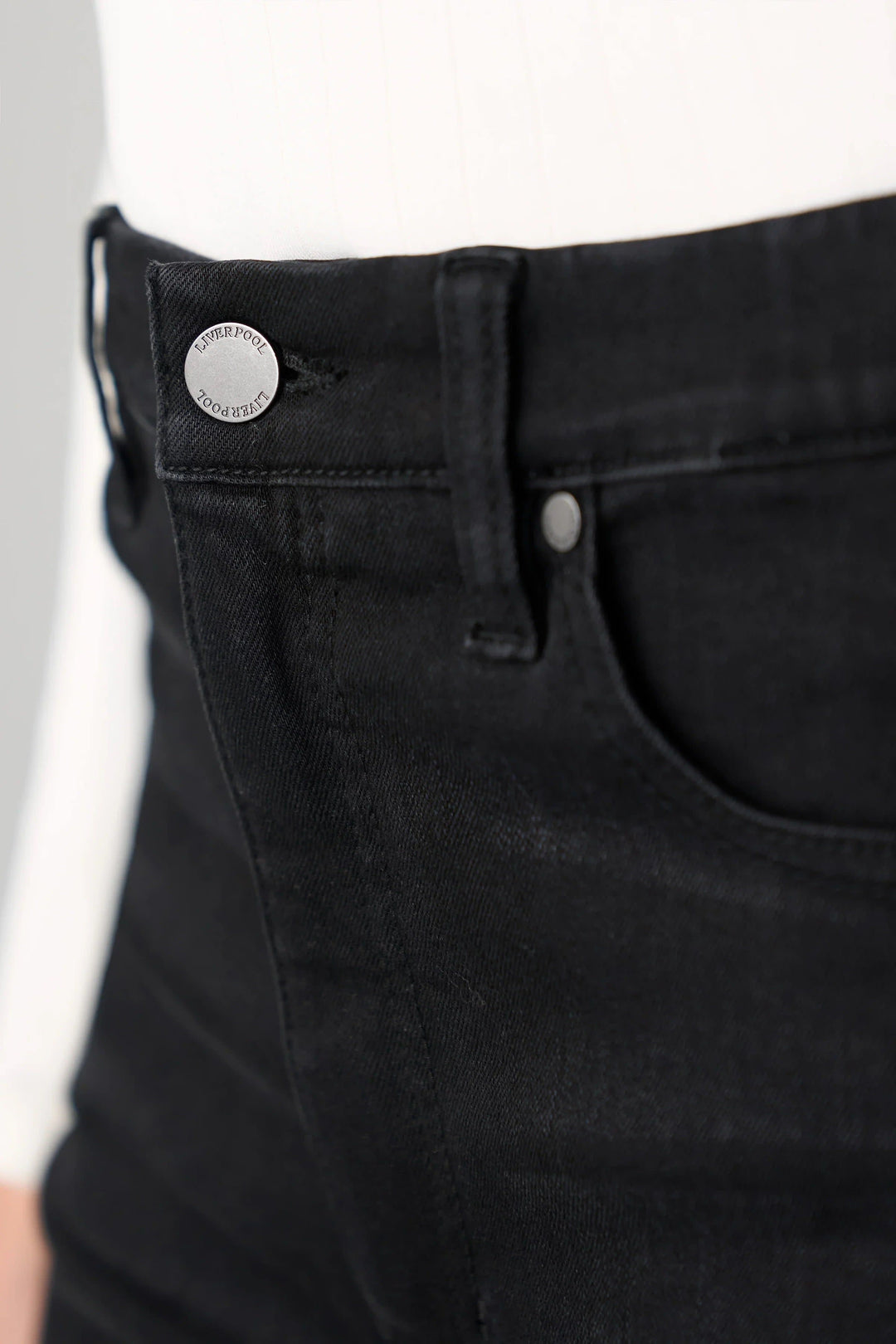 Vue de face jean droit taille haute Liverpool pour femme bleu denim – Valérie Simon