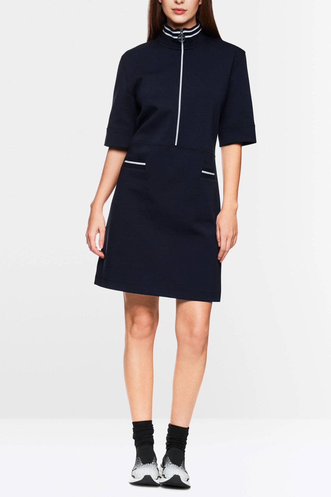 Robe courte sportive chic avec col montant rayé et fermeture zippée, style moderne et dynamique.