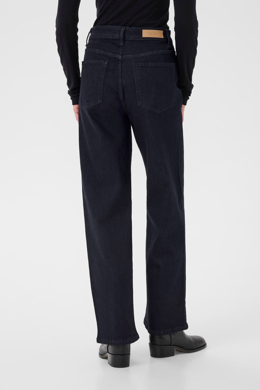 Jean Simona à jambe droite, vue arrière, taille mi-haute, coupe ample, denim noir élégant.