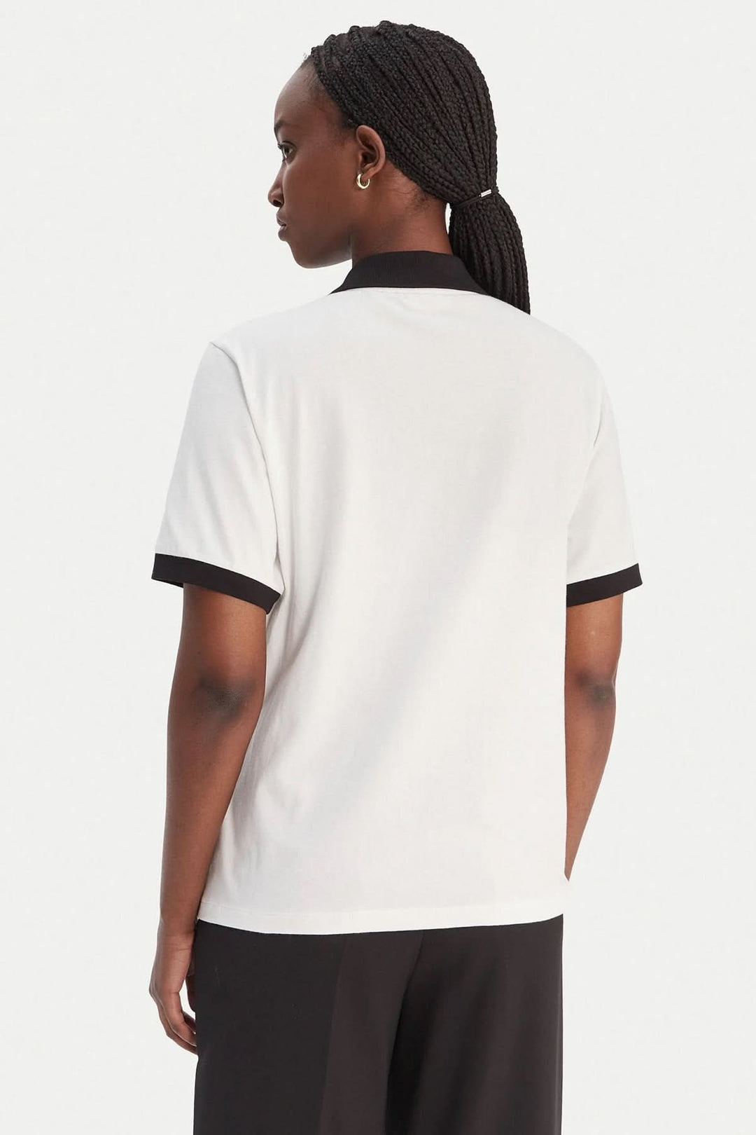 Polo shirt with a contrasting collar and drawstring