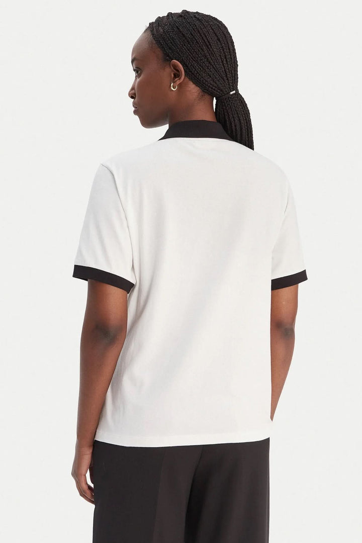 Polo shirt with a contrasting collar and drawstring