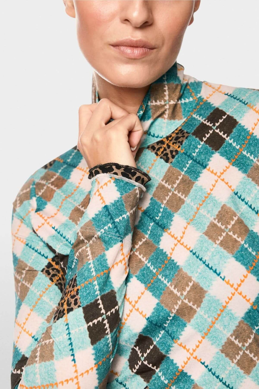 Chandail à manches longues avec motif argyle multicolore et col montant moderne, idéal pour un look quotidien distinctif.