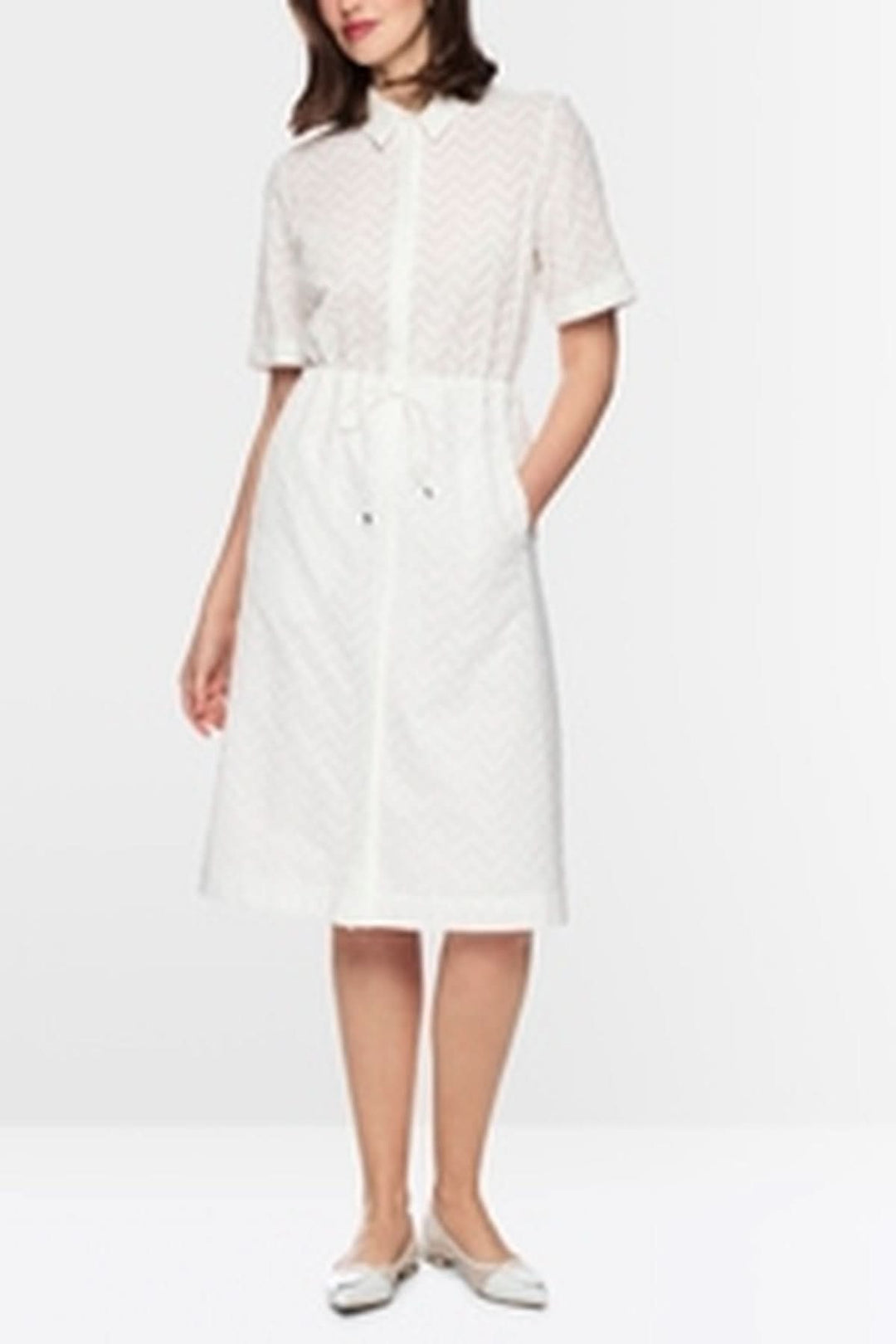 Robe en coton avec cordon, coupe droite, longueur midi, manches courtes avec revers, élégante et ajustable pour un look raffiné.