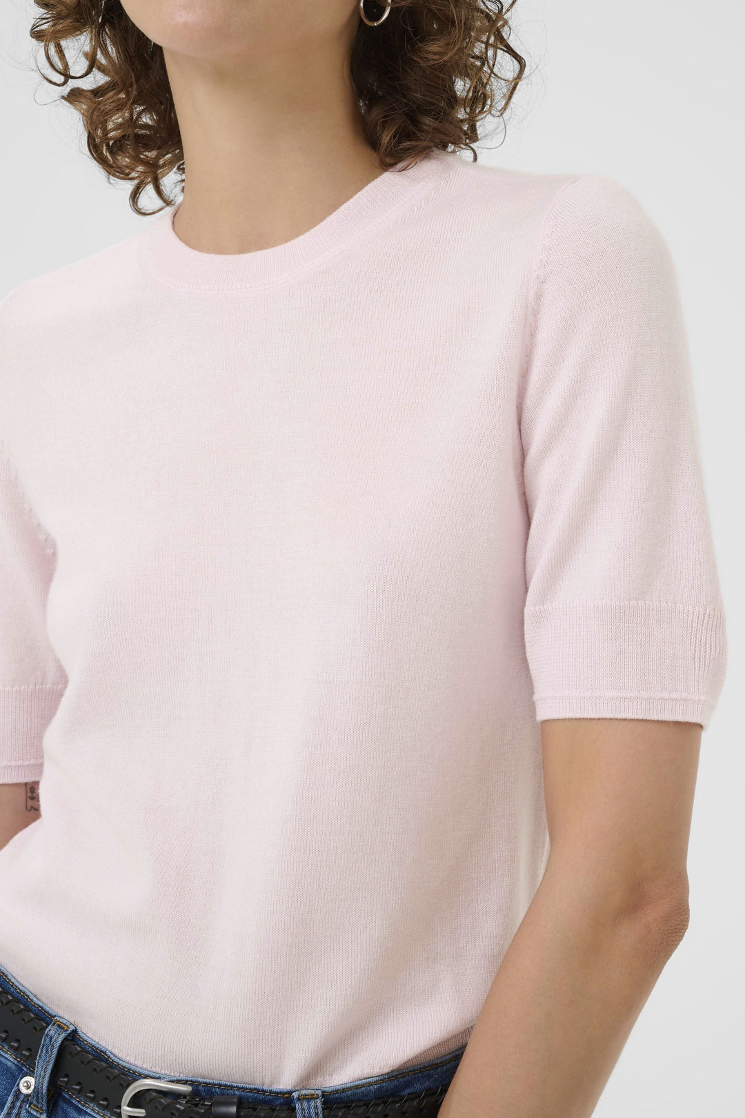 Chandail Natanya en tricot léger rose à manches courtes et encolure ronde, pour un style élégant et intemporel.