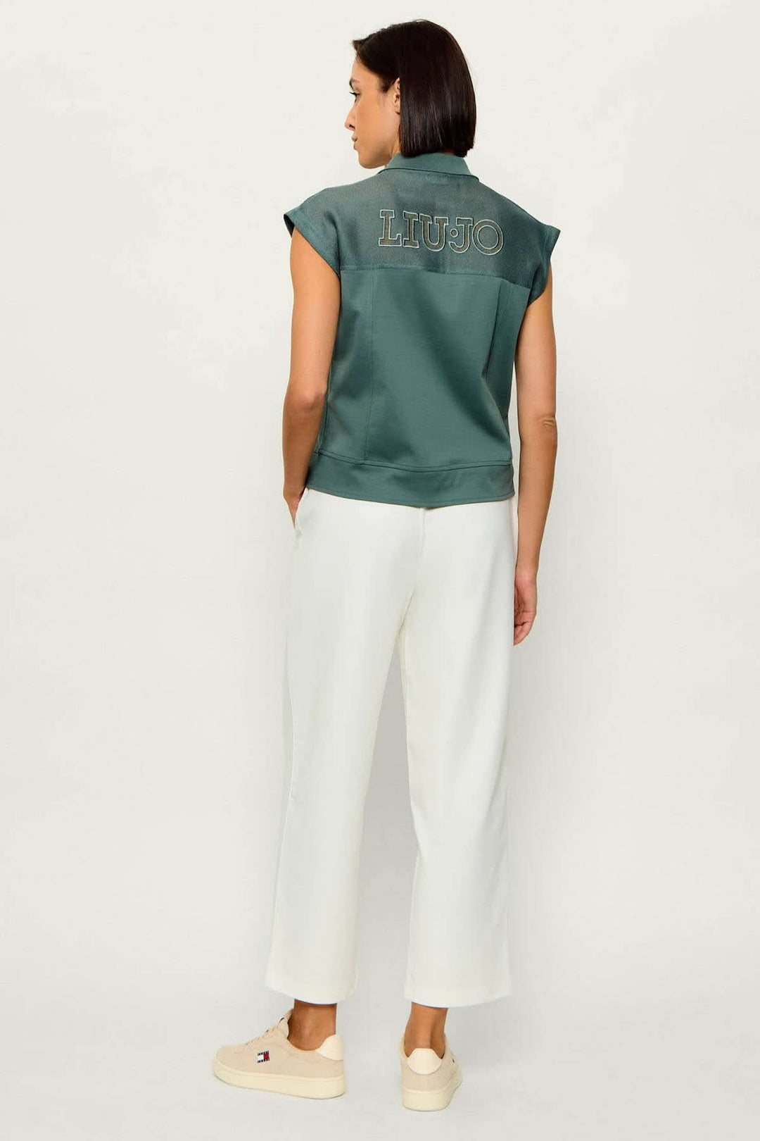 Sleeveless jacket with a zipper