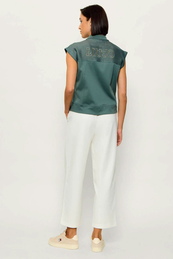 Sleeveless jacket with a zipper