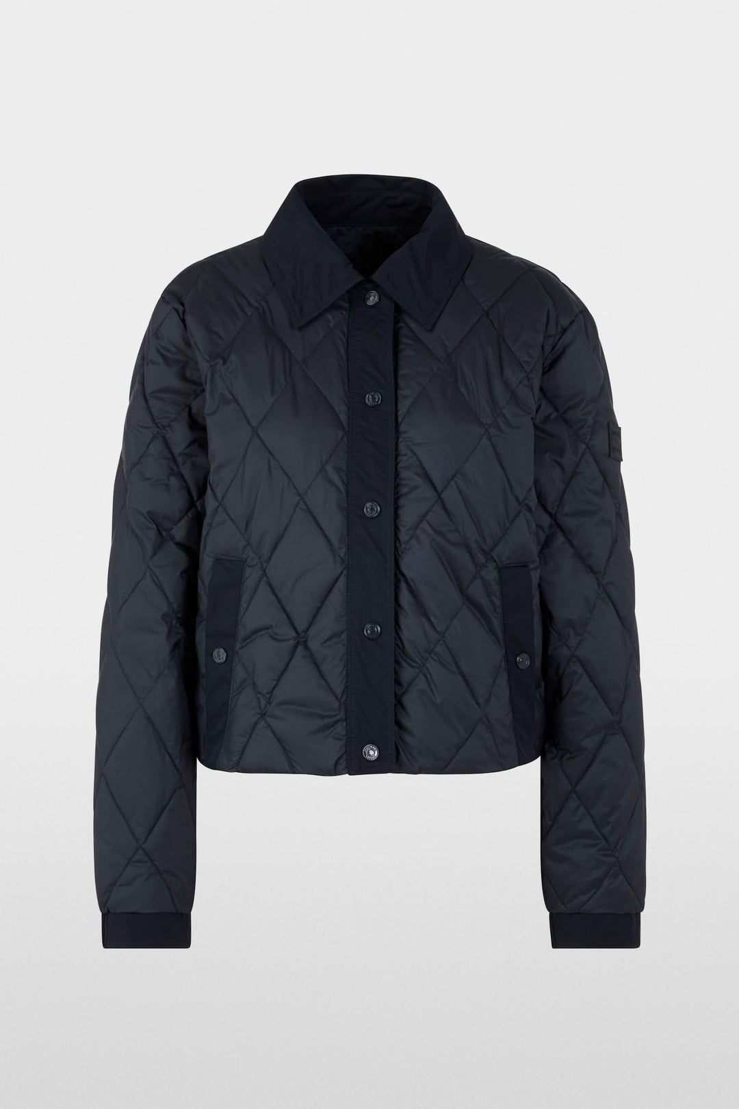 Veste matelassée noire au design épuré, fabriquée en fibres recyclées, label Rethink Together.
