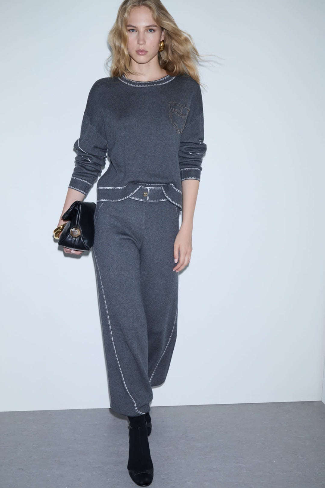 Joggers with contrast stitching, front view for women liujo