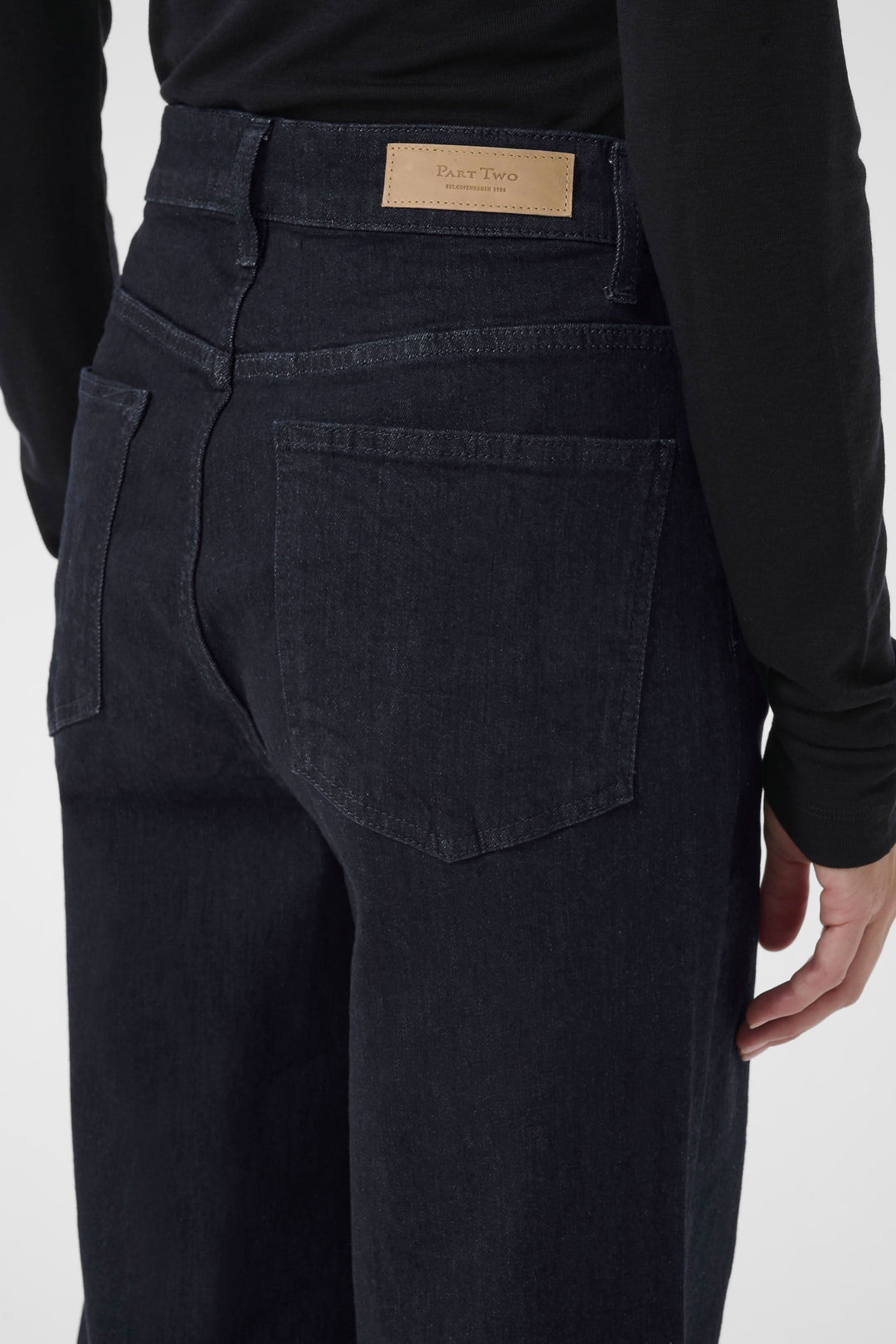 Jean Simona: jean à jambe droite, taille mi-haute, coupe légèrement ample, idéal pour un look décontracté.